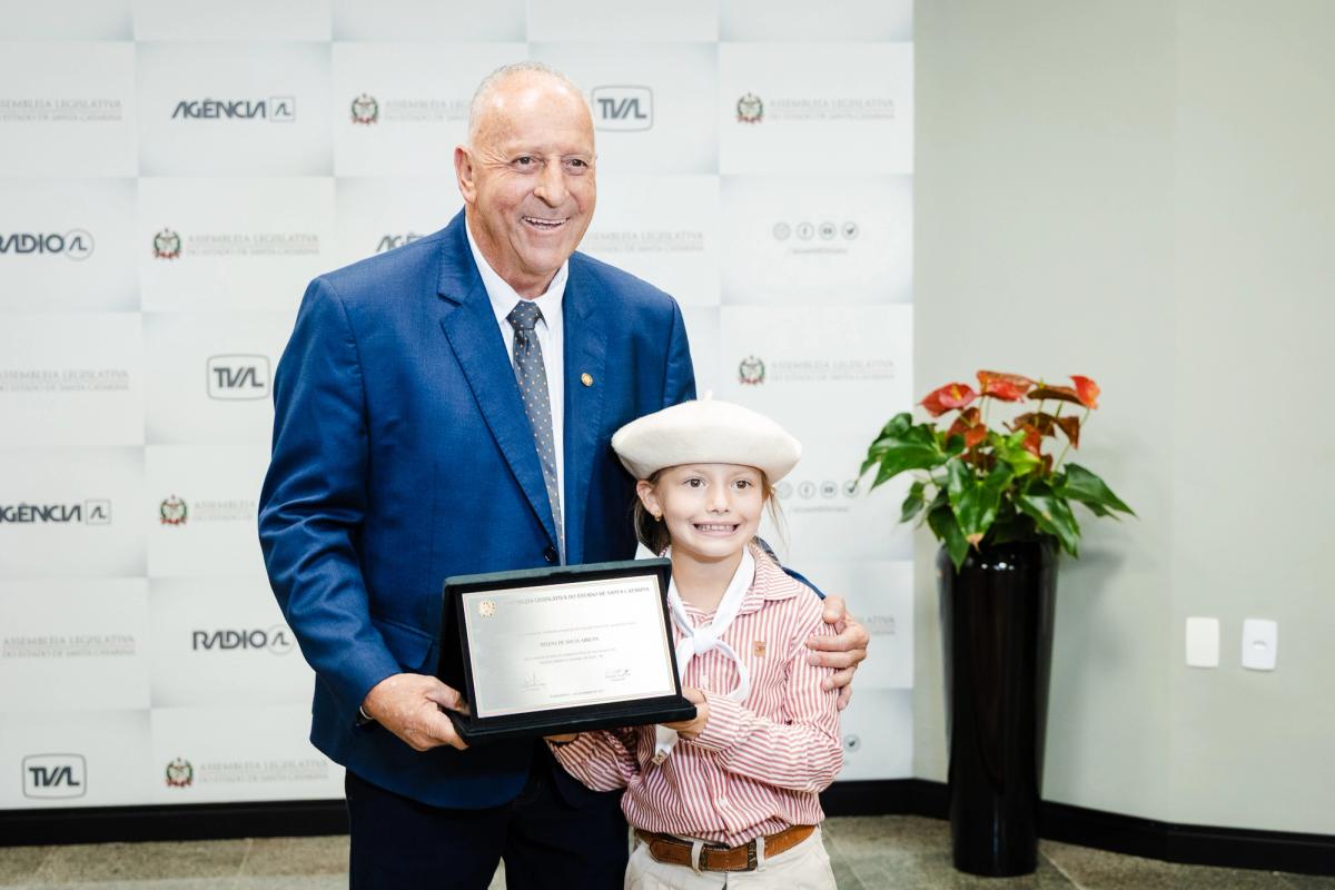 Oscar Gutz entrega Moção de Aplauso a jovem campeã sul-americana Helena de Souza Arruda