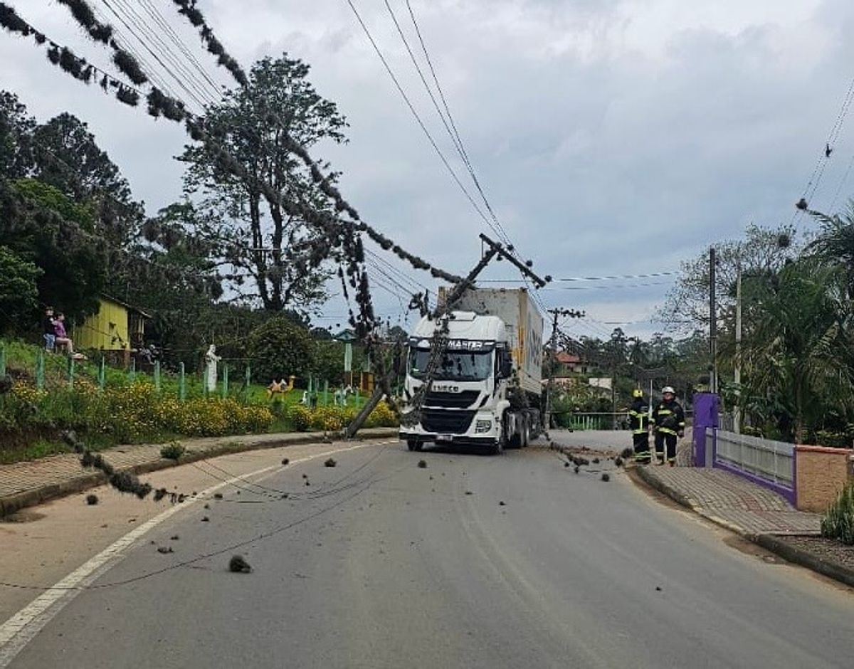 Rua é interditada após queda de poste em Presidente Getúlio