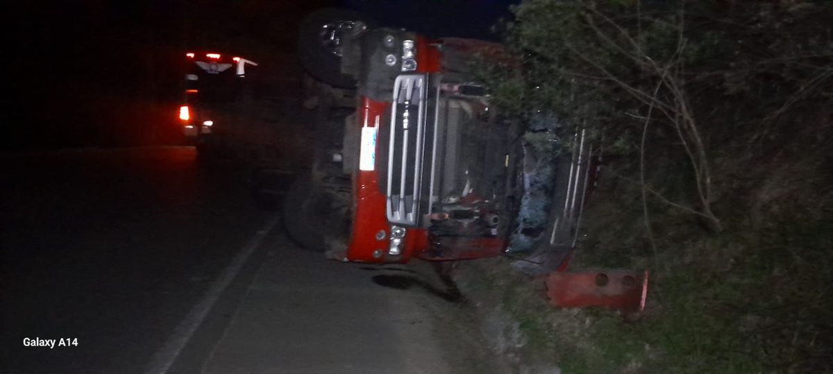 Carreta tomba na SC-135 em Matos Costa