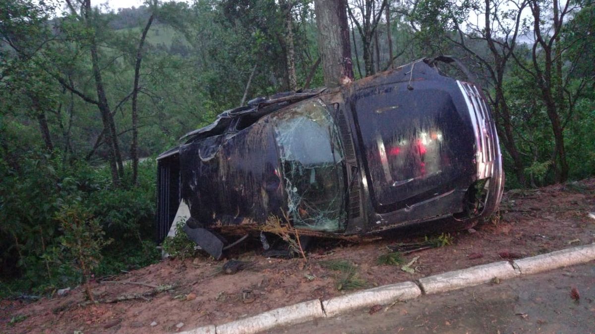 Colisão entre dois veículos deixa quatro pessoas feridas na SC-350, em Aurora