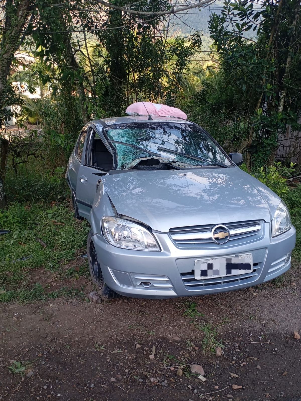 Carro colide com árvore na BR-470 em Apiúna