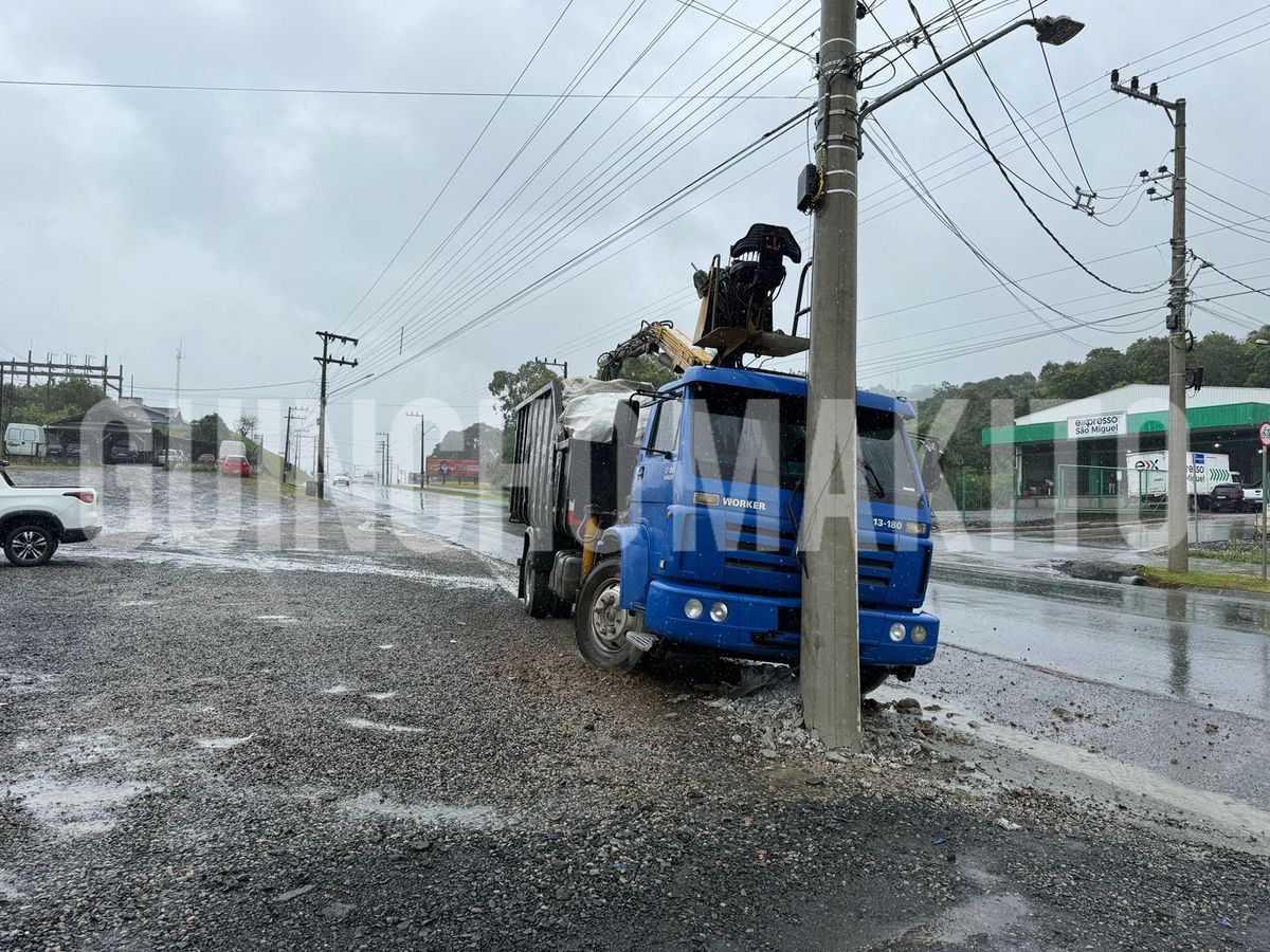 Acidente de trânsito deixa parte da cidade sem energia, em Trombudo Central