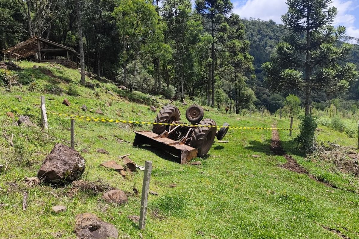 Trator capota no interior e homem morre preso sob a máquina em Porto União