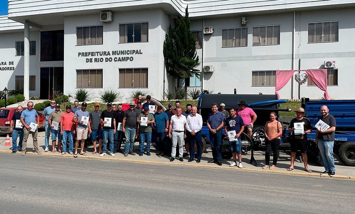 Entrega de implementos agrícolas é realizada em Rio do Campo
