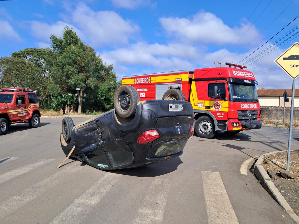 Dois homens ficam feridos em capotamento no Centro de Papanduva