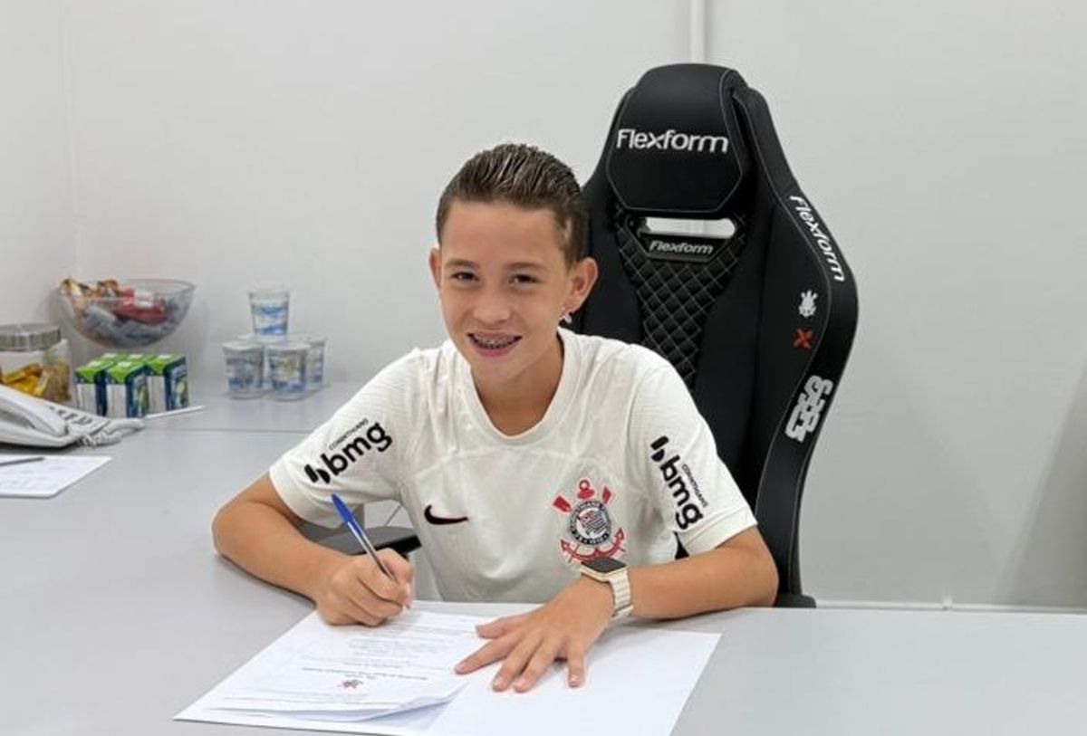Taioense João Luka assina contrato de formação com o Corinthians