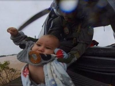 Bebê símbolo dos resgates no RS, morre um ano após as enchentes