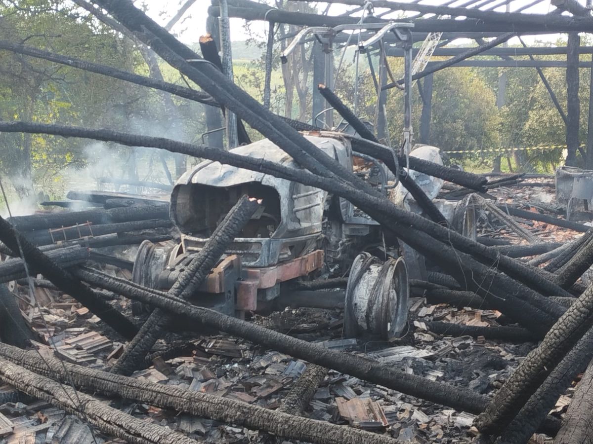 Incêndio destrói rancho, consome máquinas e deixa proprietário ferido em Ituporanga