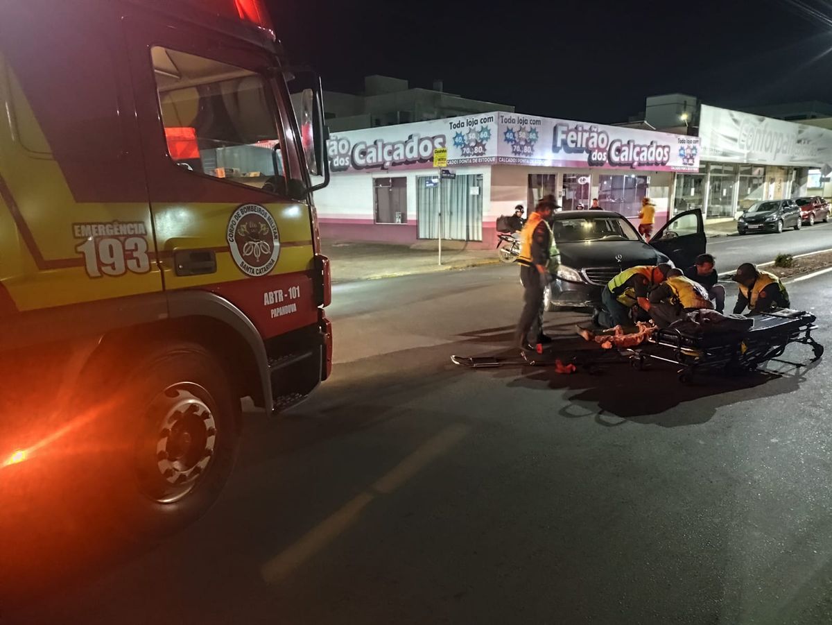 Motociclista fica ferido após colisão com carro no Centro de Papanduva