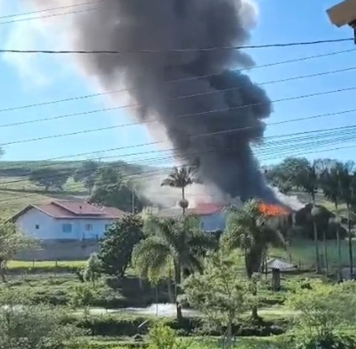 Bombeiros combatem incêndio em Witmarsum na manhã desta sexta-feira
