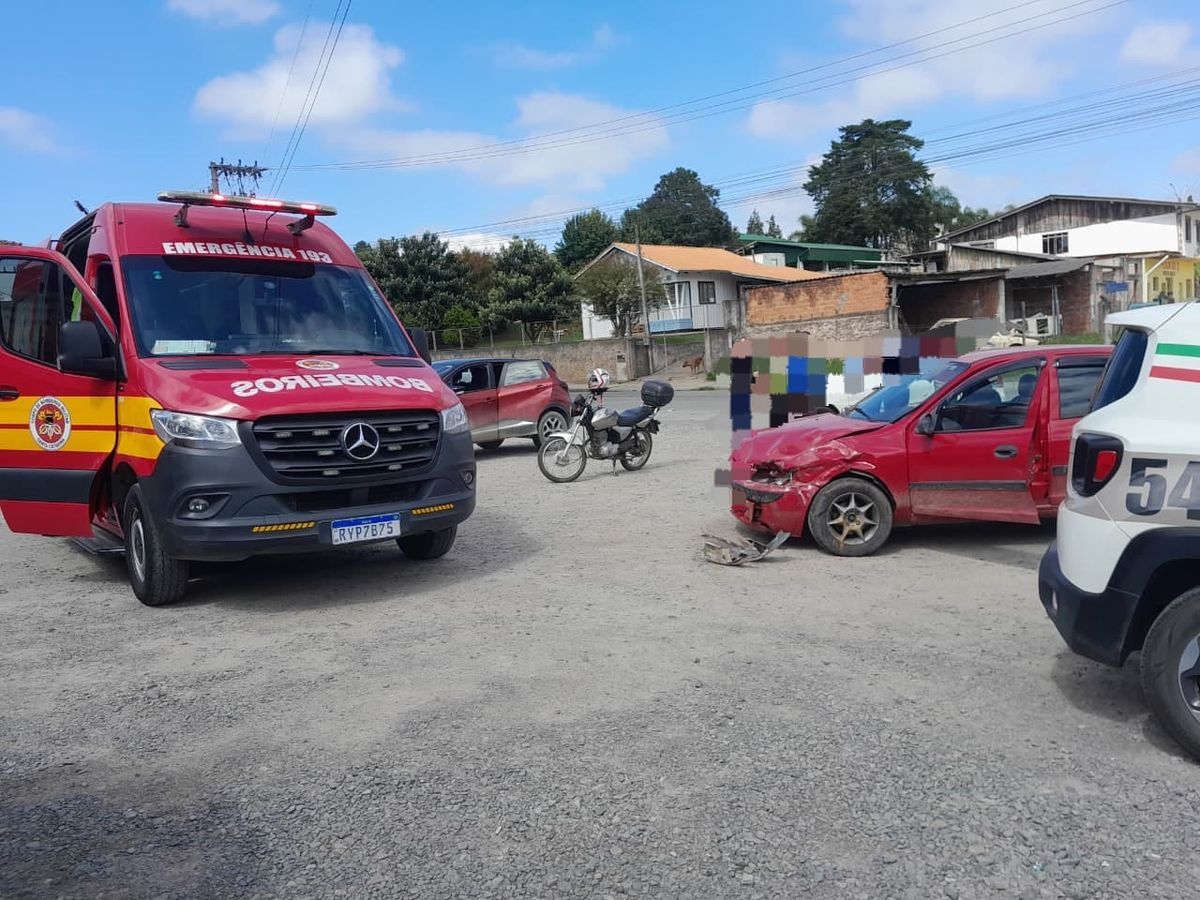 Acidente envolvendo ambulância e dois carros mobiliza bombeiros no Planalto Norte