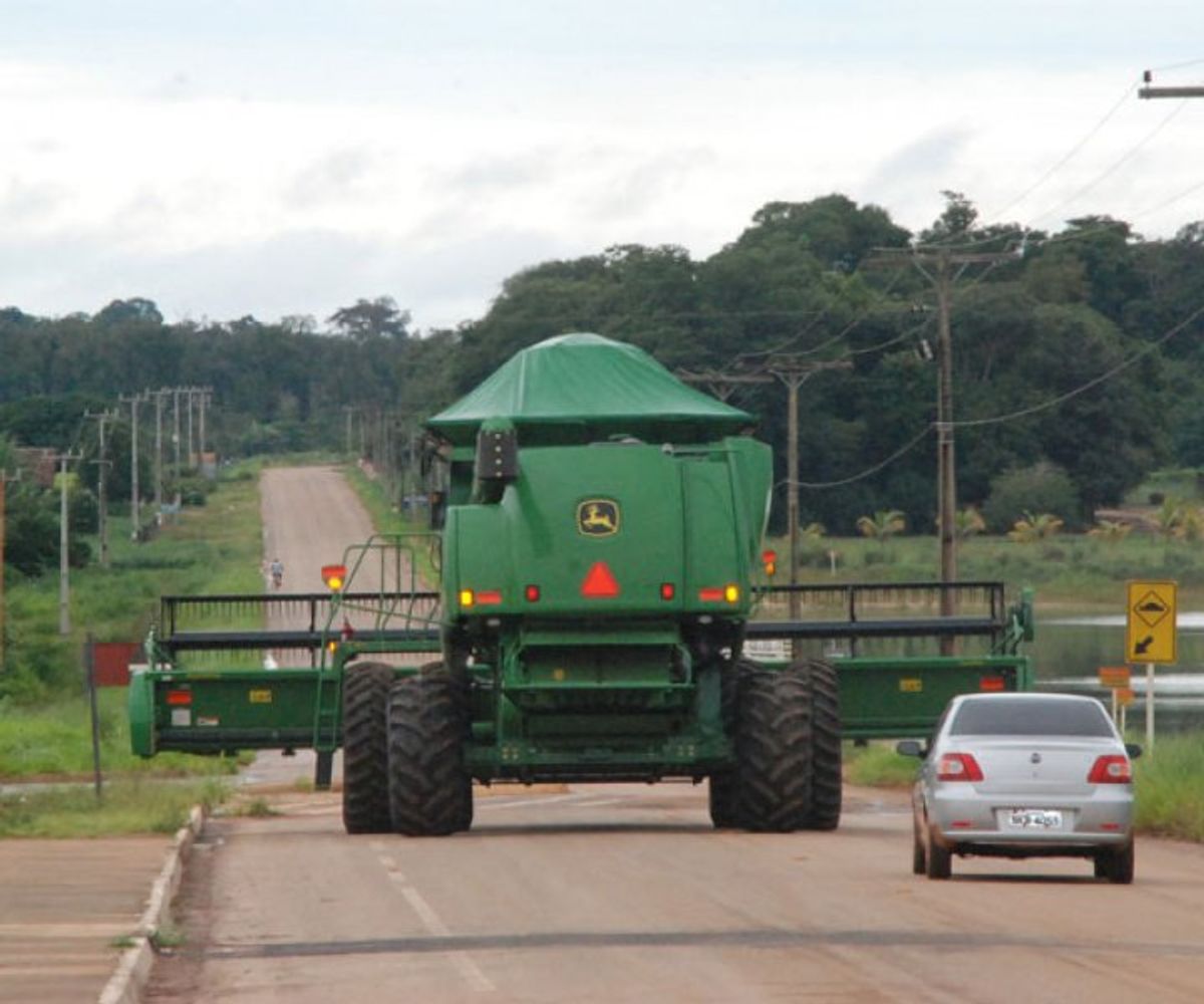 Sancionada lei que disciplina trânsito de máquinas agrícolas nas rodovias estaduais