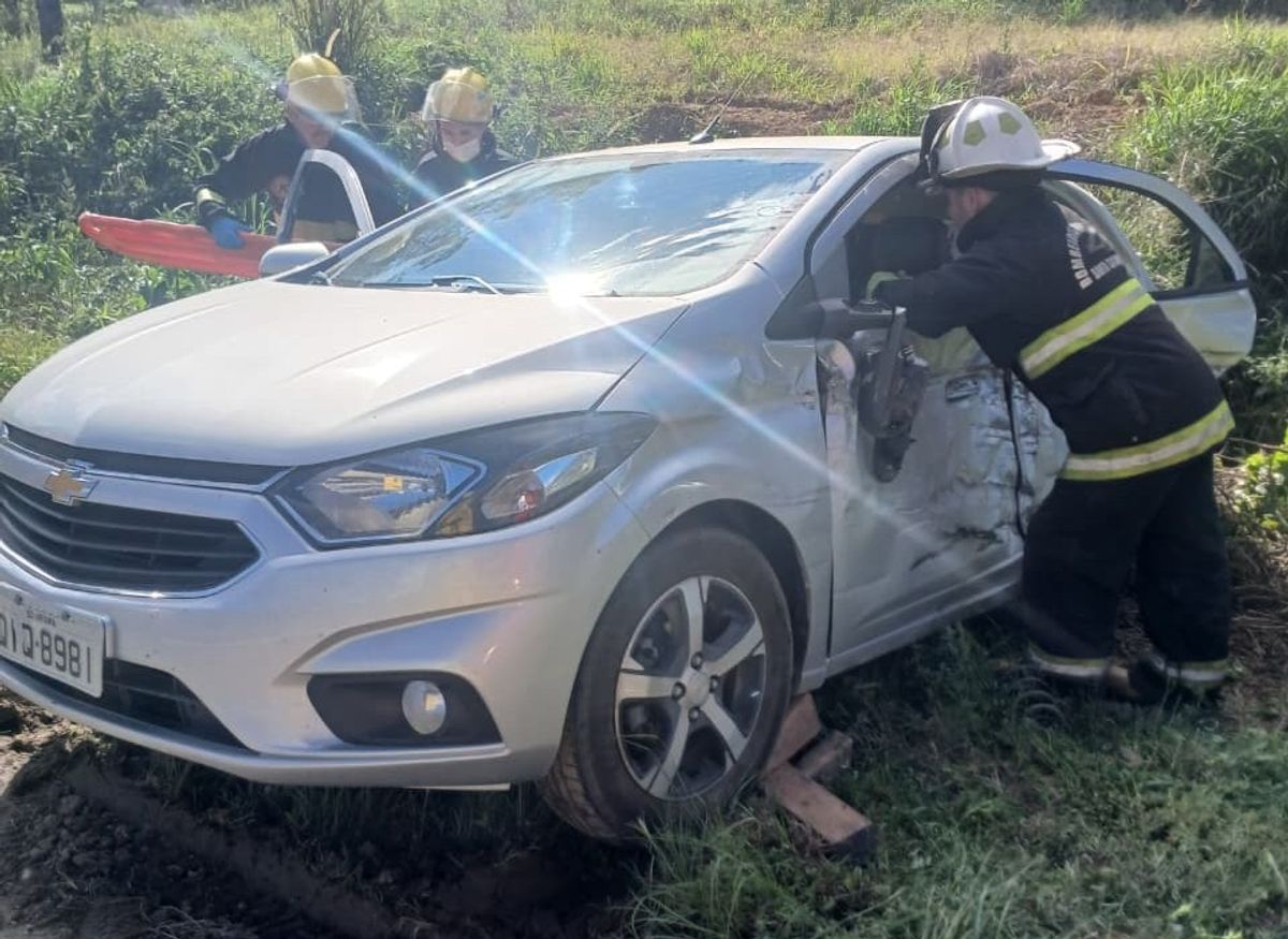 Grave acidente entre três veículos deixa duas pessoas feridas na BR-470 em Rodeio