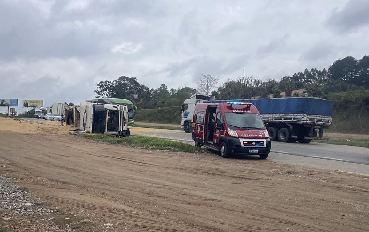 Carreta tomba na BR-470 em Lontras