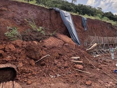Deslizamento de terra atinge três trabalhadores durante obra em SC