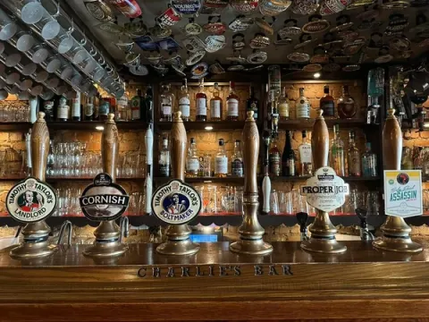 Charlies Bar