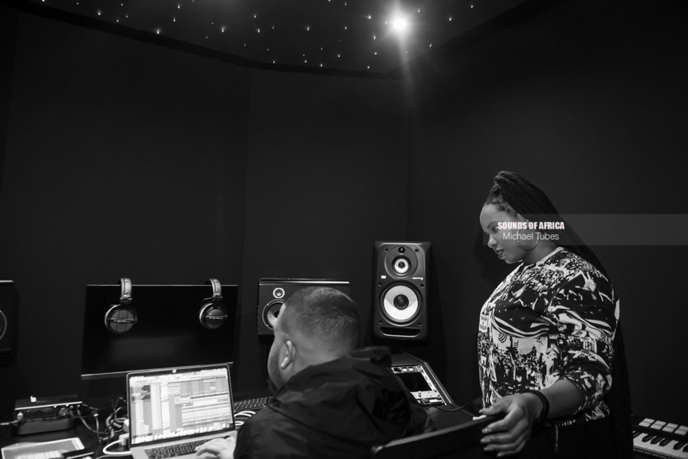 Nieuwe Zijde, Amsterdam. 27th Feburary, 2020. Yemi Alade in the studio recording her 5th studio album. Photographed Michael Tubes.
