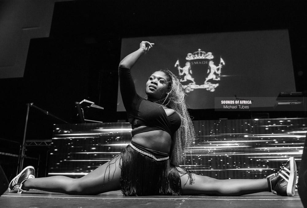 London, United Kingdom. 25 October 2015. DreyGoldHead of D3 Dancers performing on stage at the YBNL UK TOUR. Photographed by Michael Tubes.