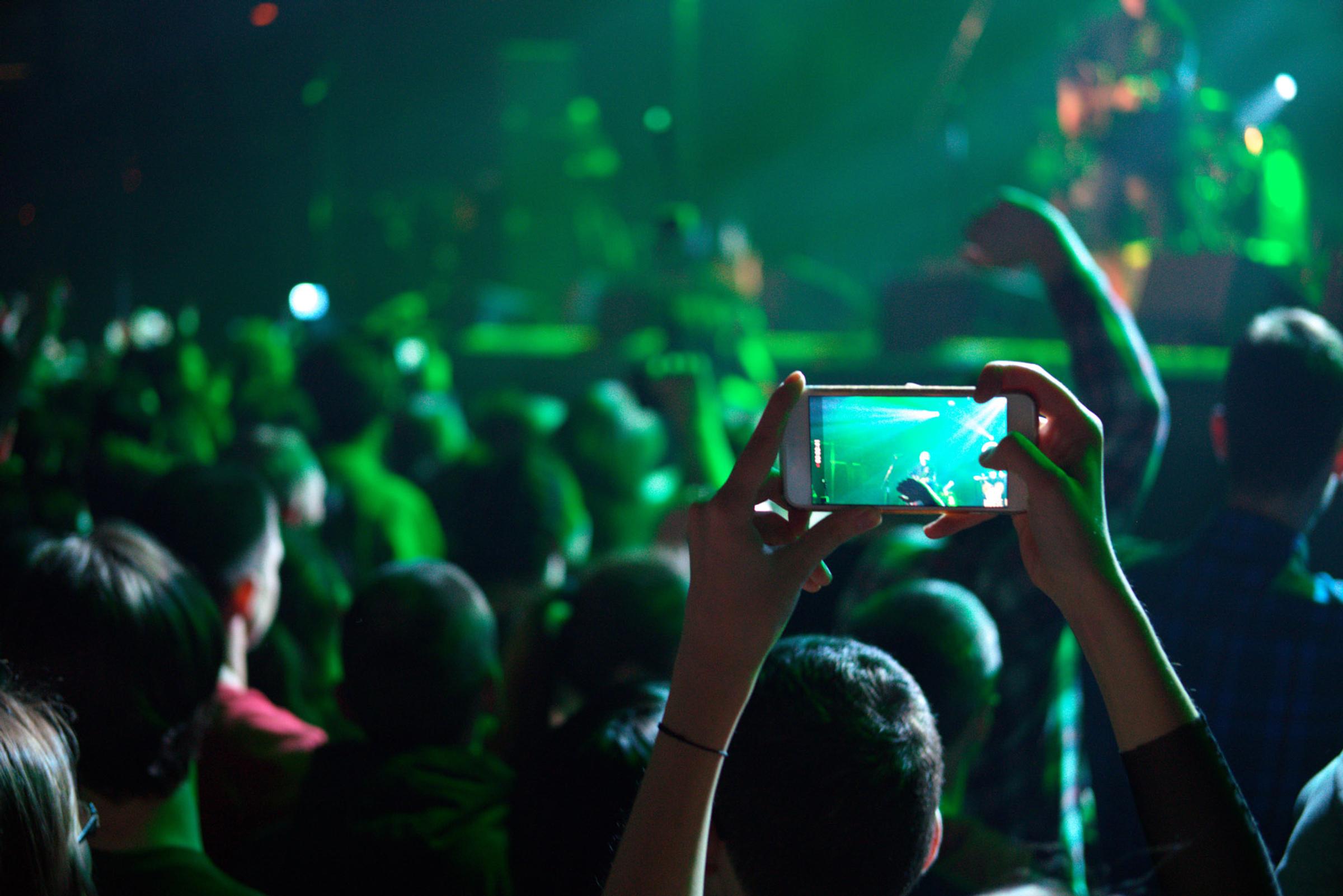 HOW FEASIBLE IS VIRTUAL LIVE PERFORMANCE ?