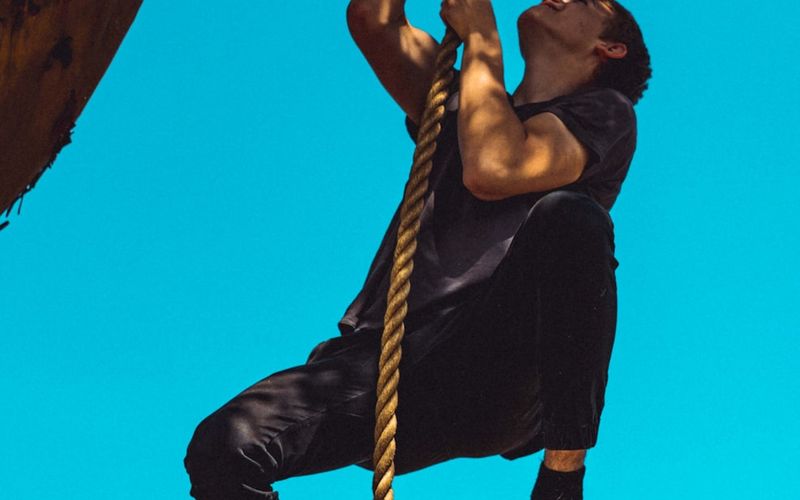 Renforcer ton grip et le haut du corps pour les obstacles de corde et de mur