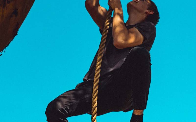 Renforcer ton grip et le haut du corps pour les obstacles de corde et de mur