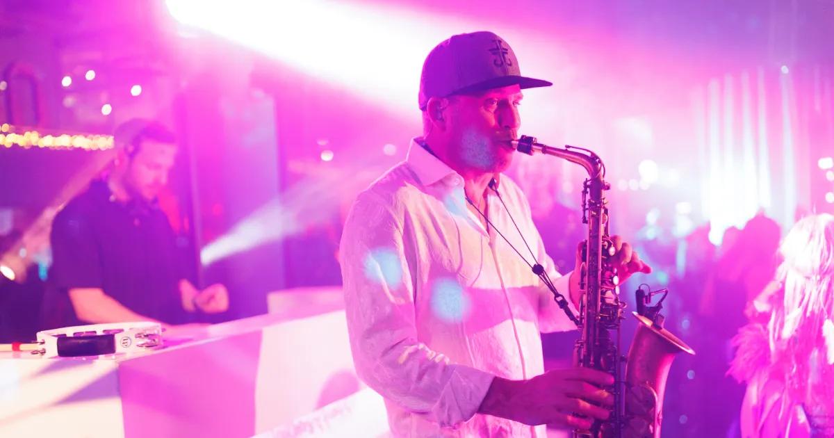 DJ & Sax Show | Boek nu een live saxofonist met Dj