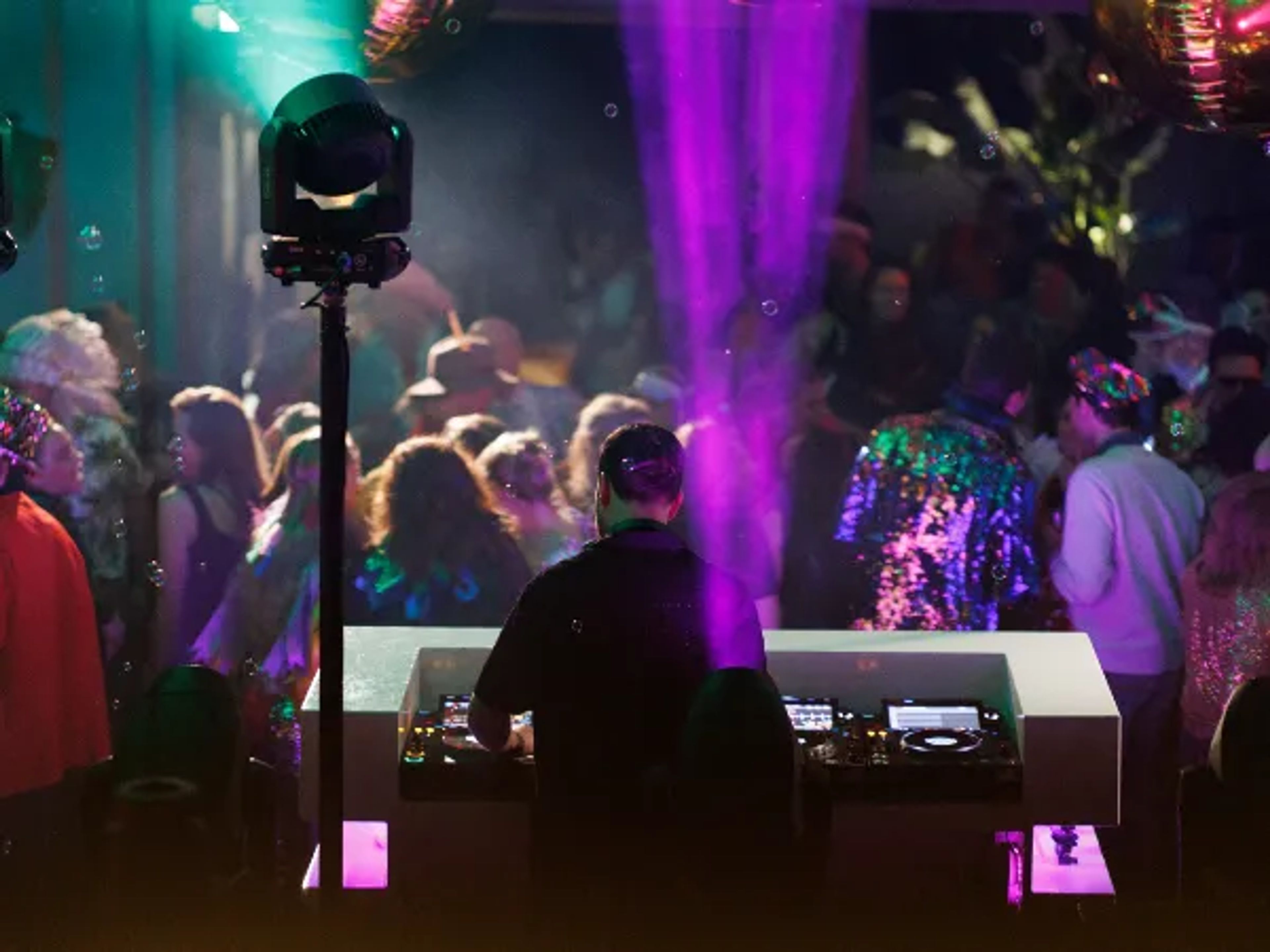 Let's Celebrate een concept van de Dj en Sax Show