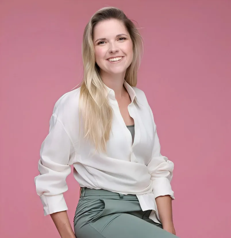 Ekaterina, owner of Lumael Clinic, portrait on a pink background