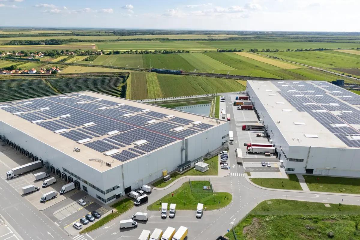 Bedrijfsdak met zonnepanelen