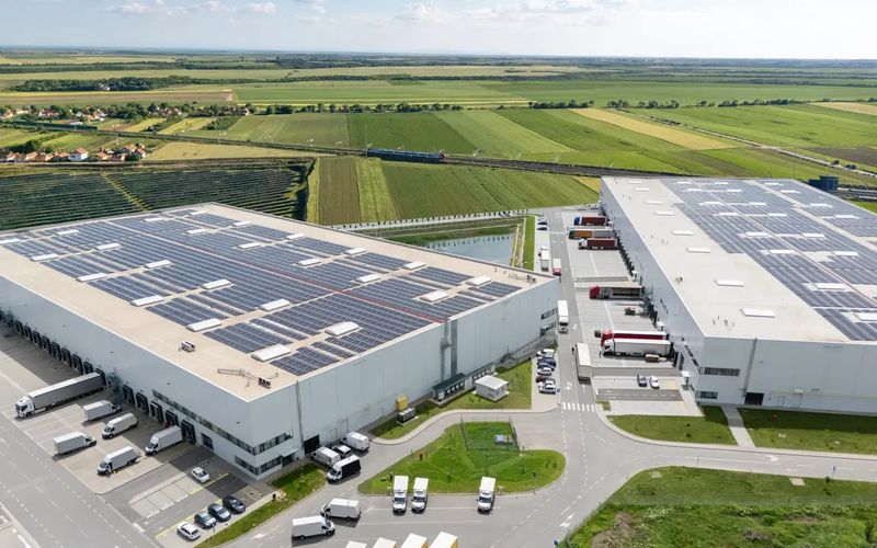 Bedrijfsdak met zonnepanelen