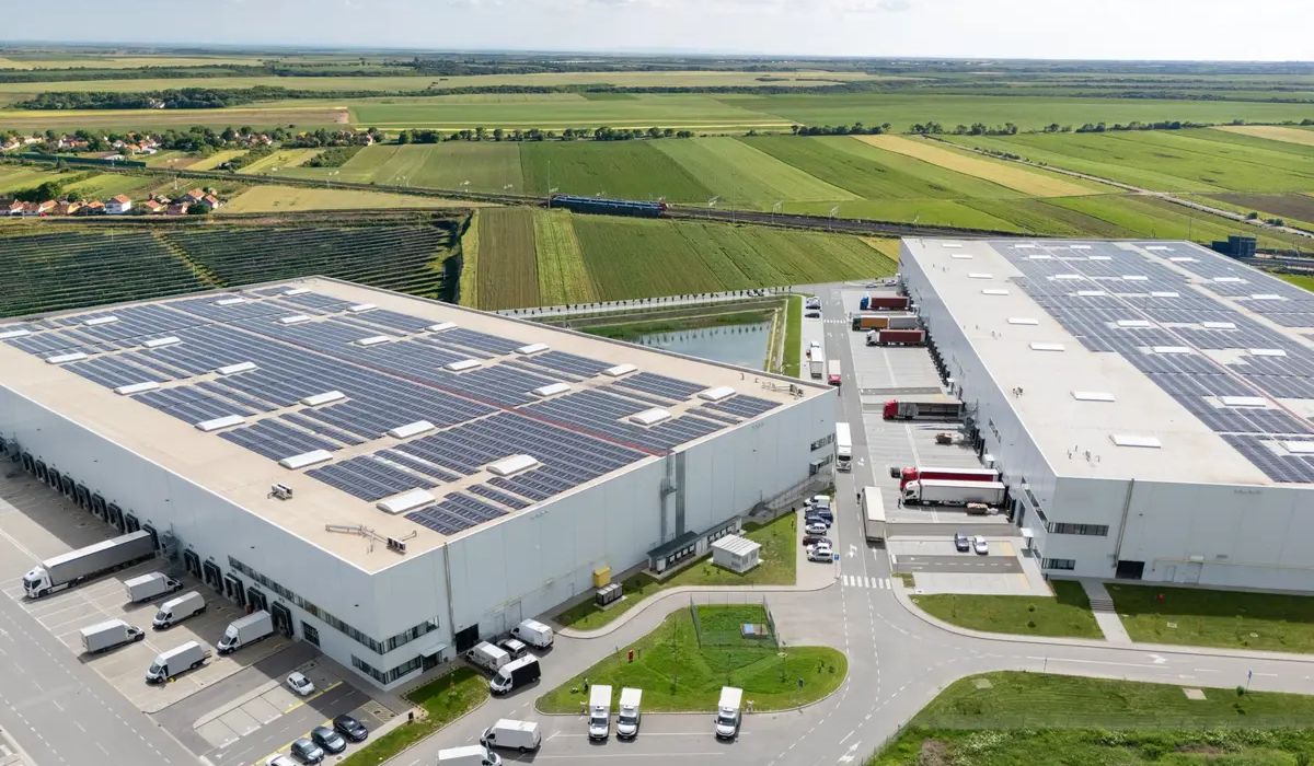 Bedrijfsdak met zonnepanelen