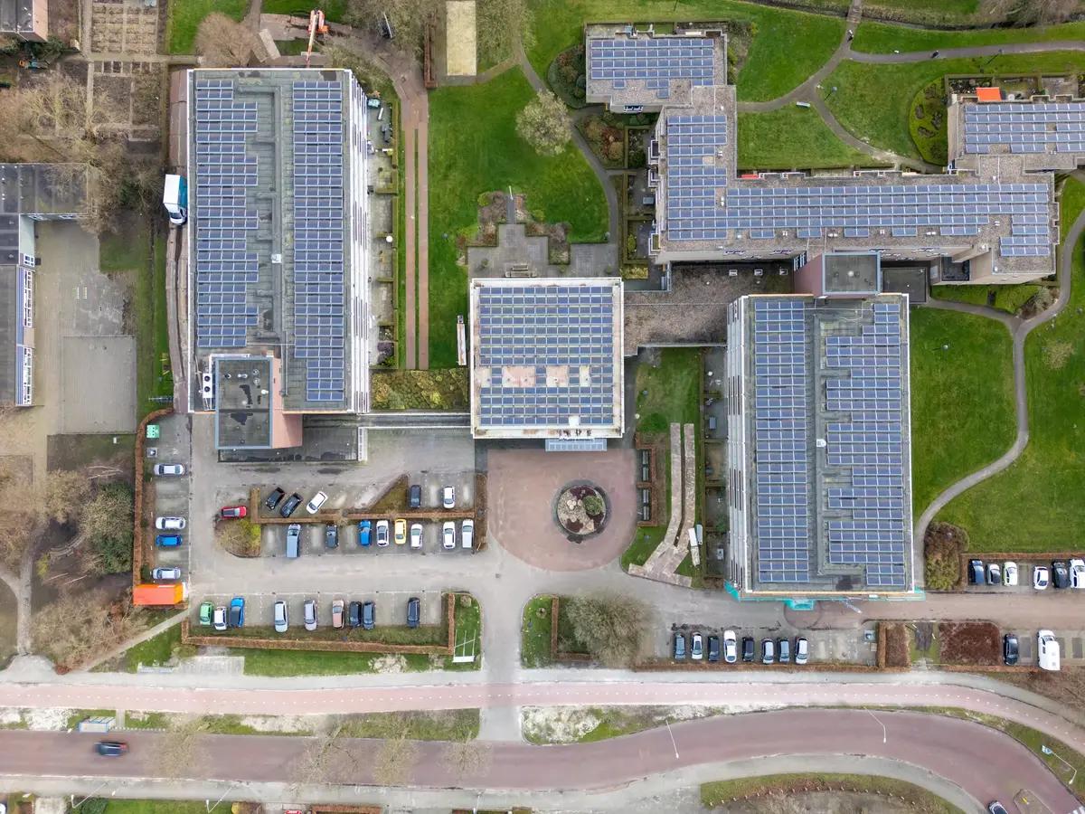 Zonnepanelen in een Nederlands landschap