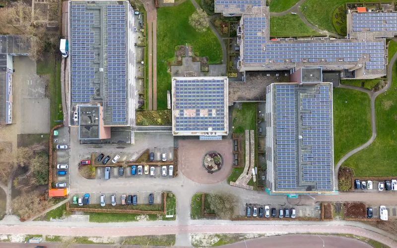 Zonnepanelen in een Nederlands landschap