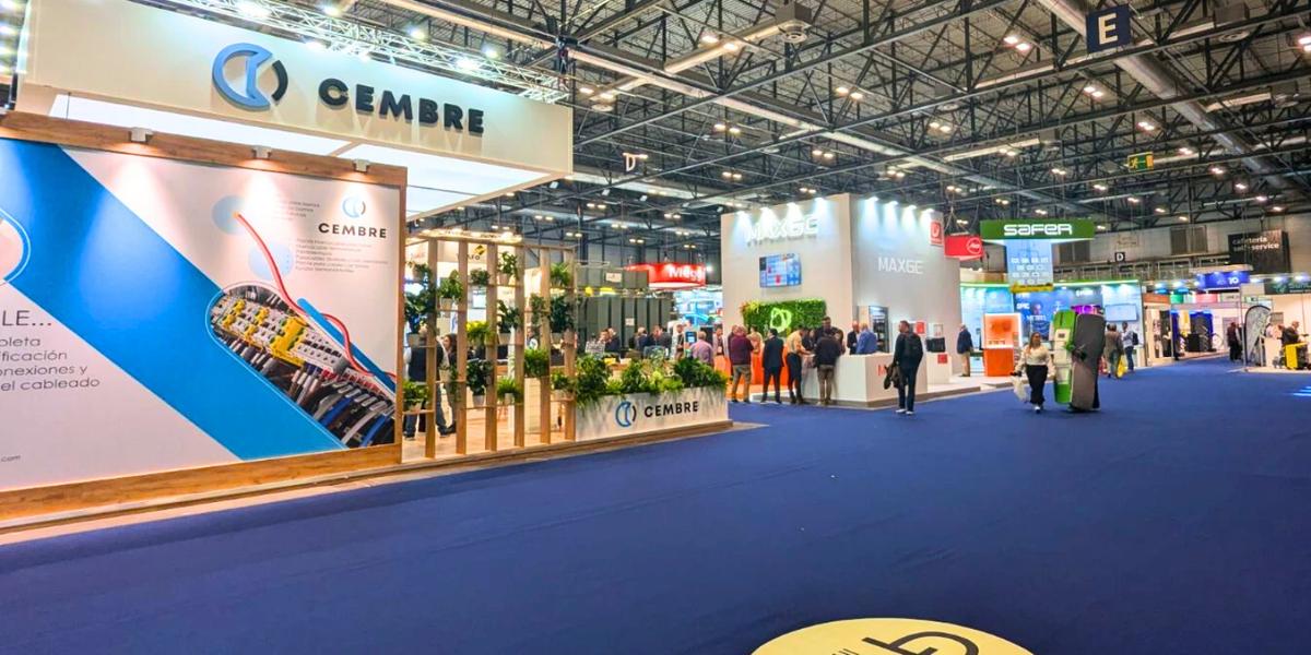 Technical professionals sharing hands-on knowledge at the GENERA conference, highlighting how practitioner-creators are transforming modern learning.