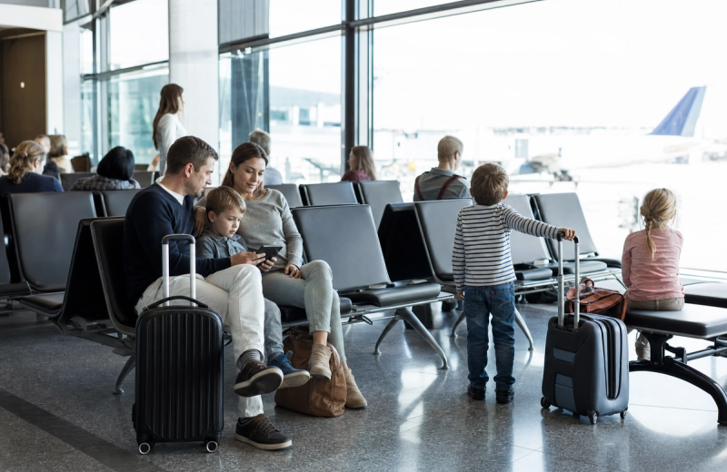 Familie wartet in einem europäischen Flughafenterminal