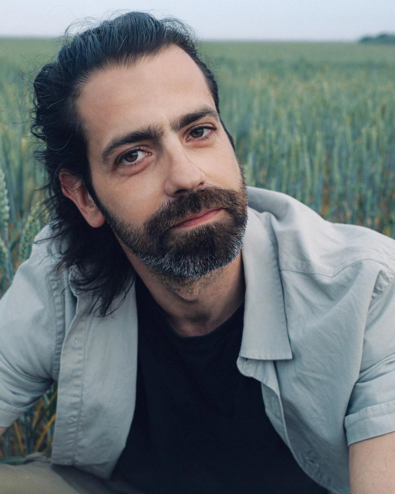 Federico Soggia, Yogalehrer mit Bart, Porträt in einem grünen Weizenfeld
