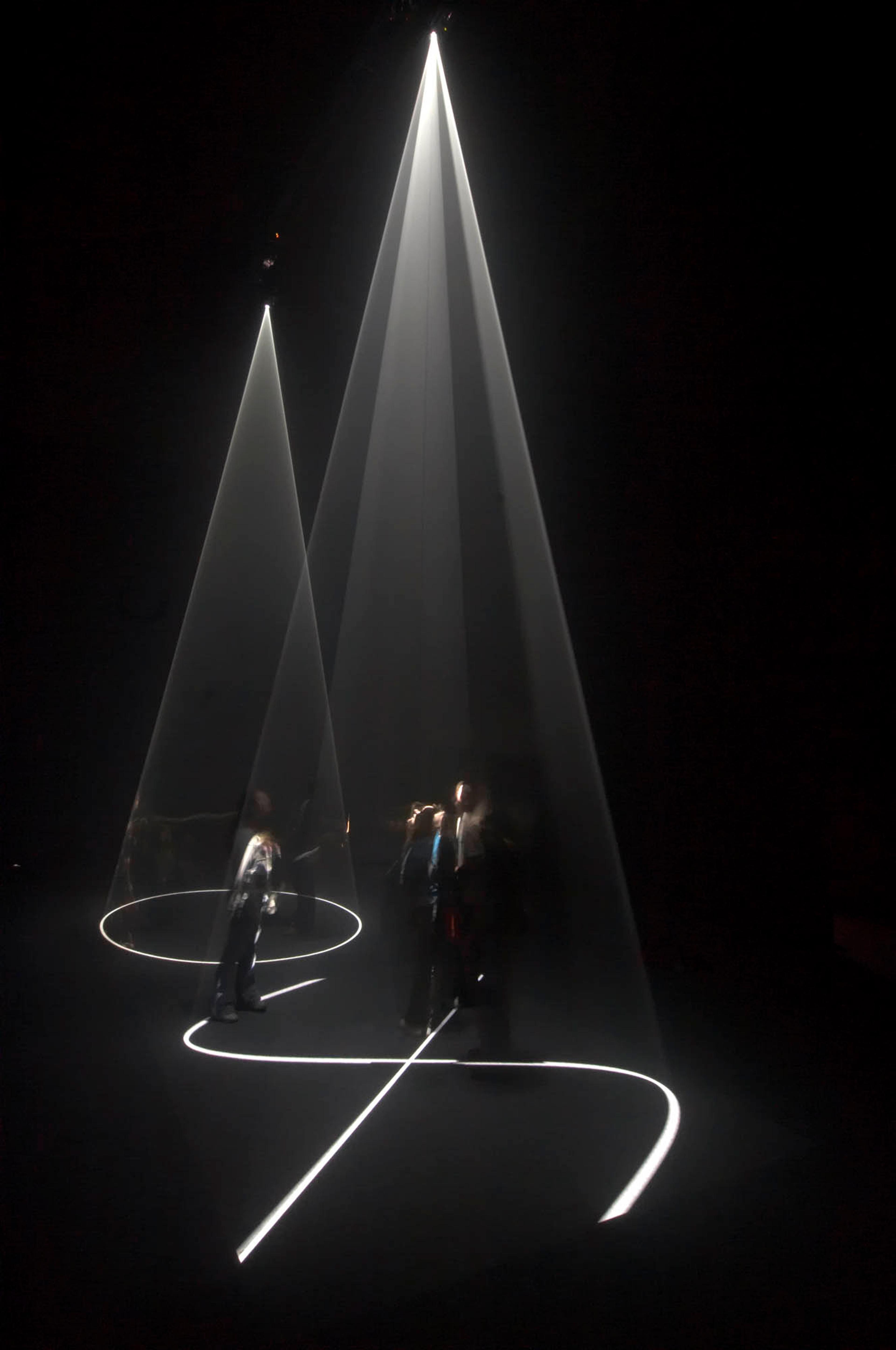 (2007) Anthony McCall, Between,You and I, 2006, light sculpture.