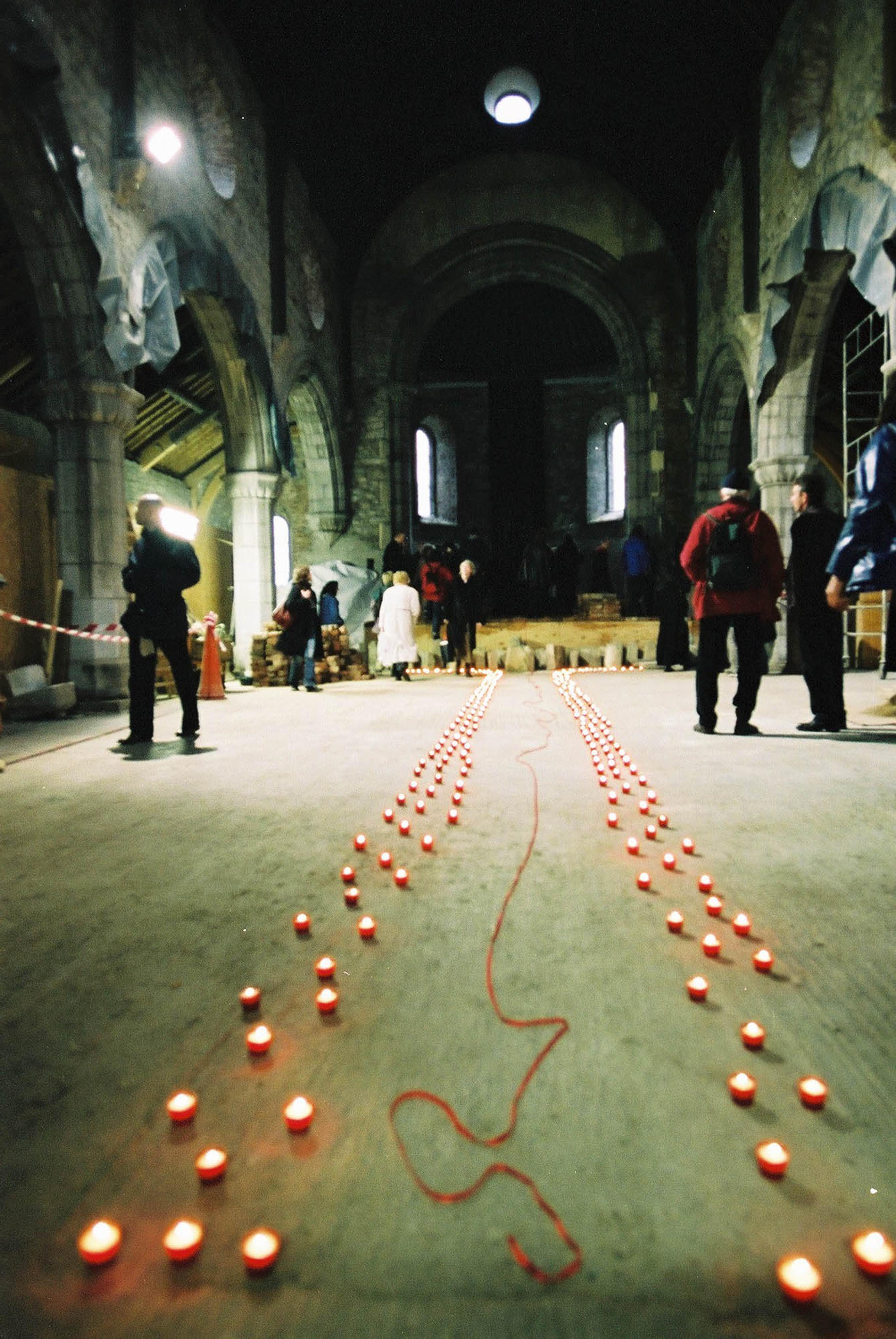 (2003) Rafael-Ottón Solís, Vigilia en pie de guerra: Vigil on the warpath, 2003, mixed media installation, 5 x 7 x 6 cm.