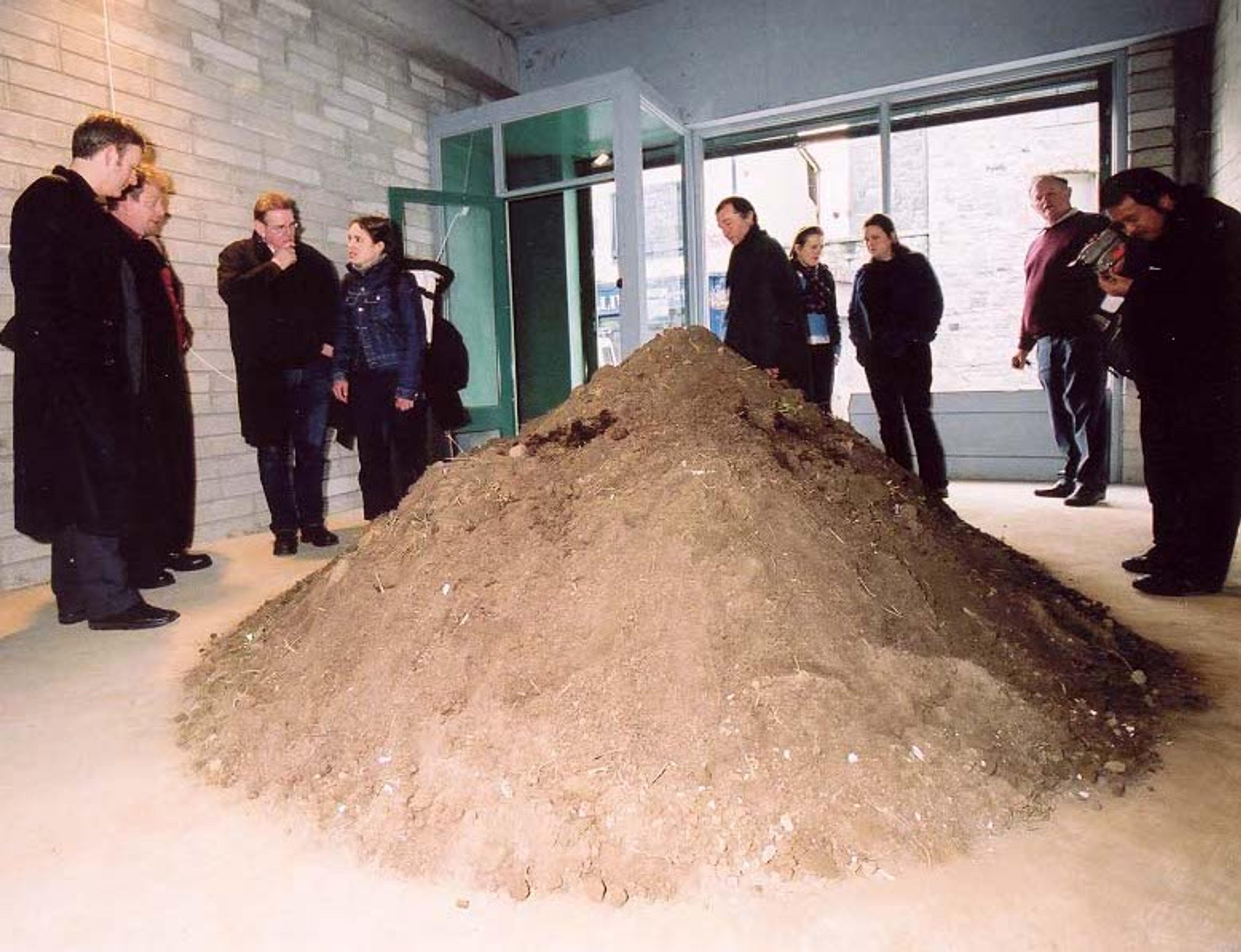 (2002) Karin Ludmann, Urban Soil (Aushhub), 2002, mixed media installation.