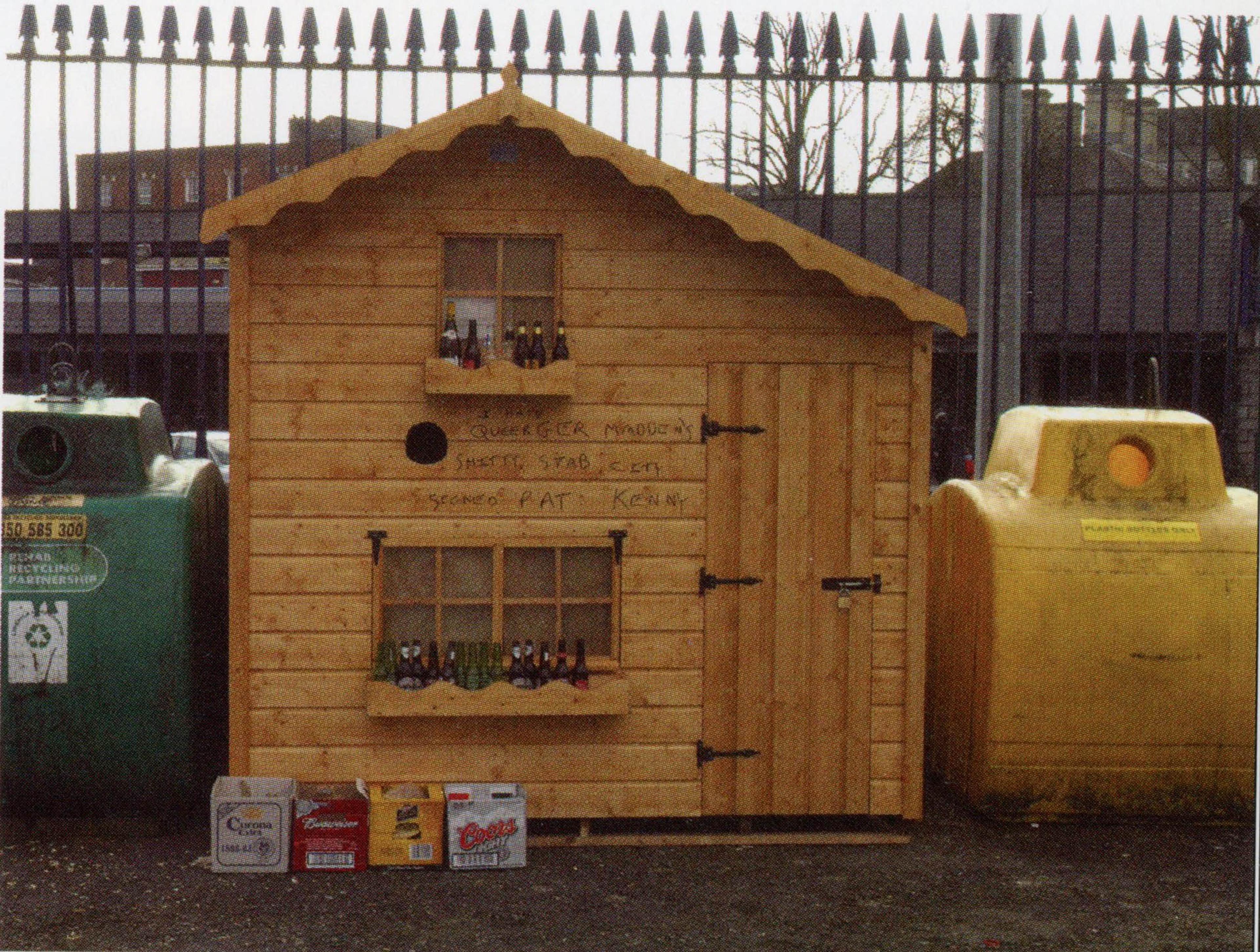 (2009) ​​Eduardo Navarro, From Your House to My House, 2009, outdoor mixed media installation, 350 x 250 cm.