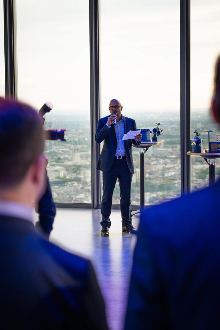 A man wearing a suit, presenting at Horizon 22