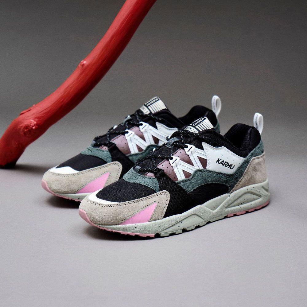 “Karhu Fusion 2.0 "Mystic Forest" Pack in Abbey Stone / Bright White, aus Wildleder und Mesh, mit markanten Overlays und Retro-Design, hier als Sonderedition.“