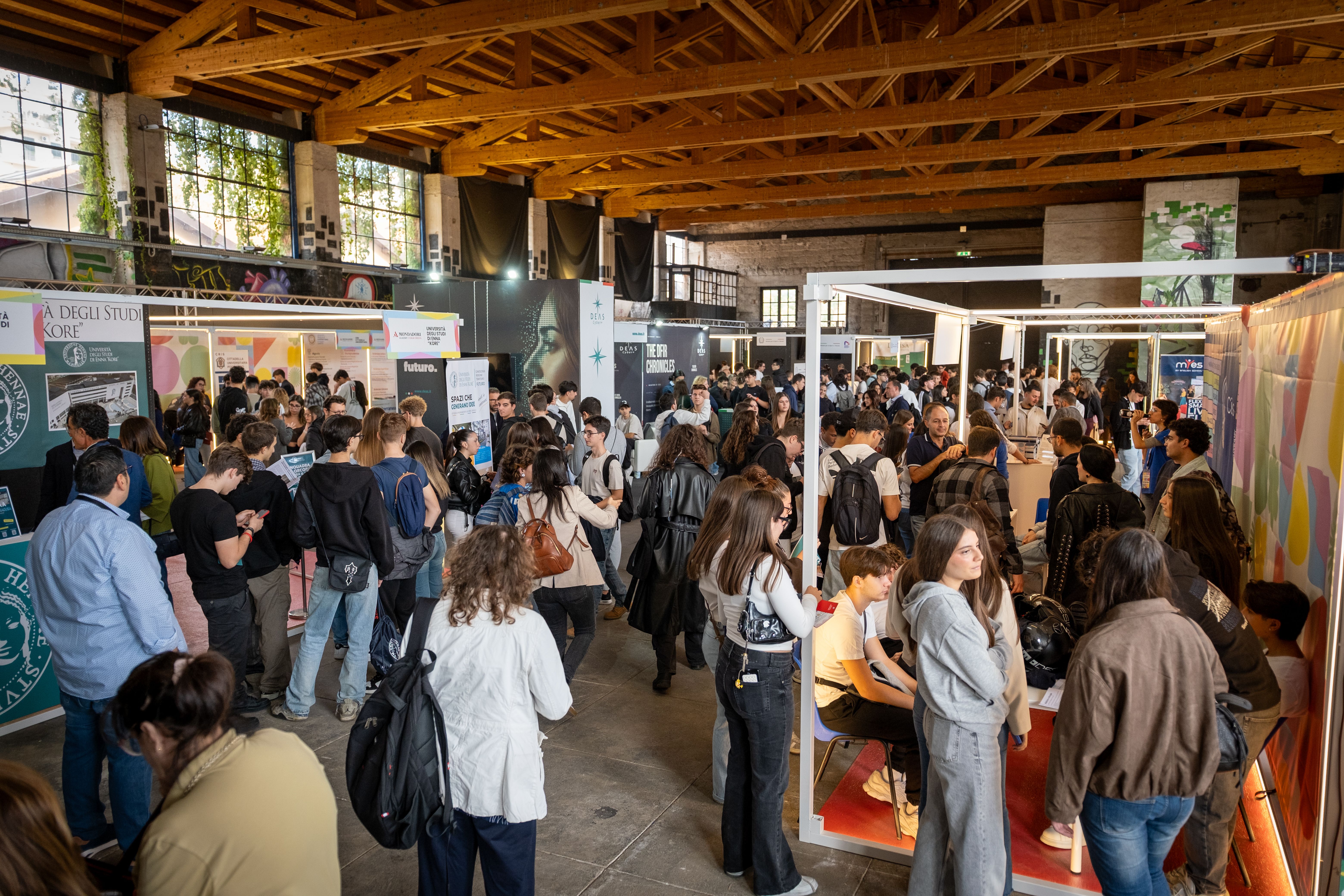 Immagine di copertina: Ha preso il via a Palermo la prima tappa del Mondadori Academy Forum Orienta. Tra stand, incontri con professionisti e un hackathon gli studenti hanno esplorato le professioni del futuro