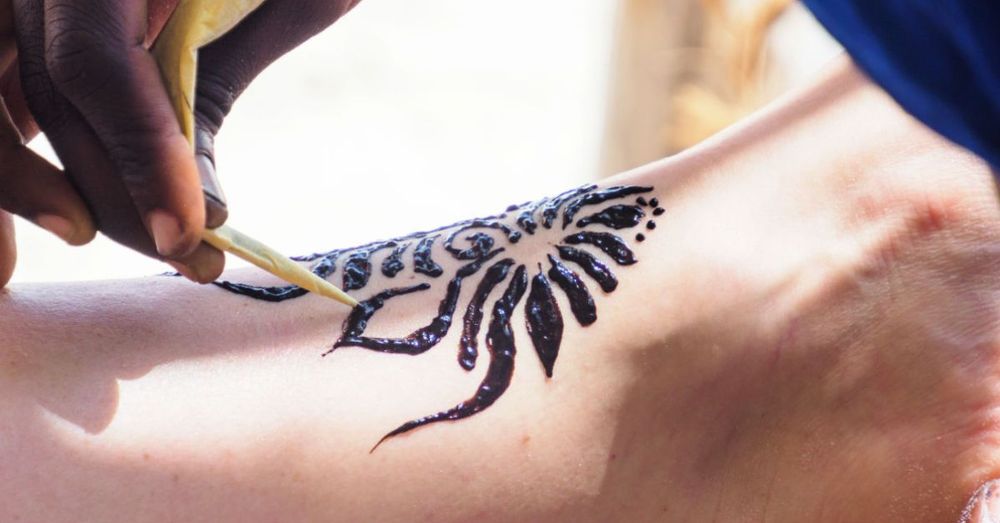 henna-tattooing
