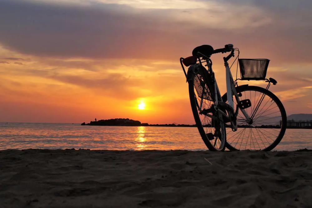 cycle-along-the-sanur-beach-path