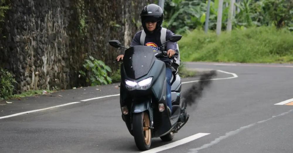black-smoke-from-scooter-exhaust