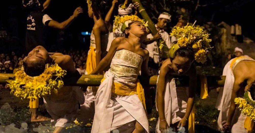 sanghyang-dedari-(trance-dance)