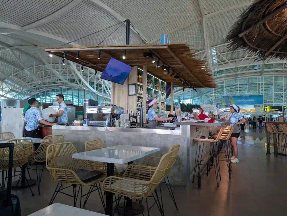 credit:-google-maps---high-tide-bar---bandar-udara-internasional-i-gusti-ngurah-rai-|-shot-by-vitaly-borisov credit:-google-maps---high-tide-bar---bandar-udara-internasional-i-gusti-ngurah-rai-|-shot-by-vitaly-borisov