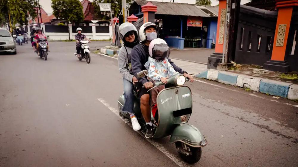 why-do-people-still-ride-three-on-a-scooter-in-bali why-do-people-still-ride-three-on-a-scooter-in-bali