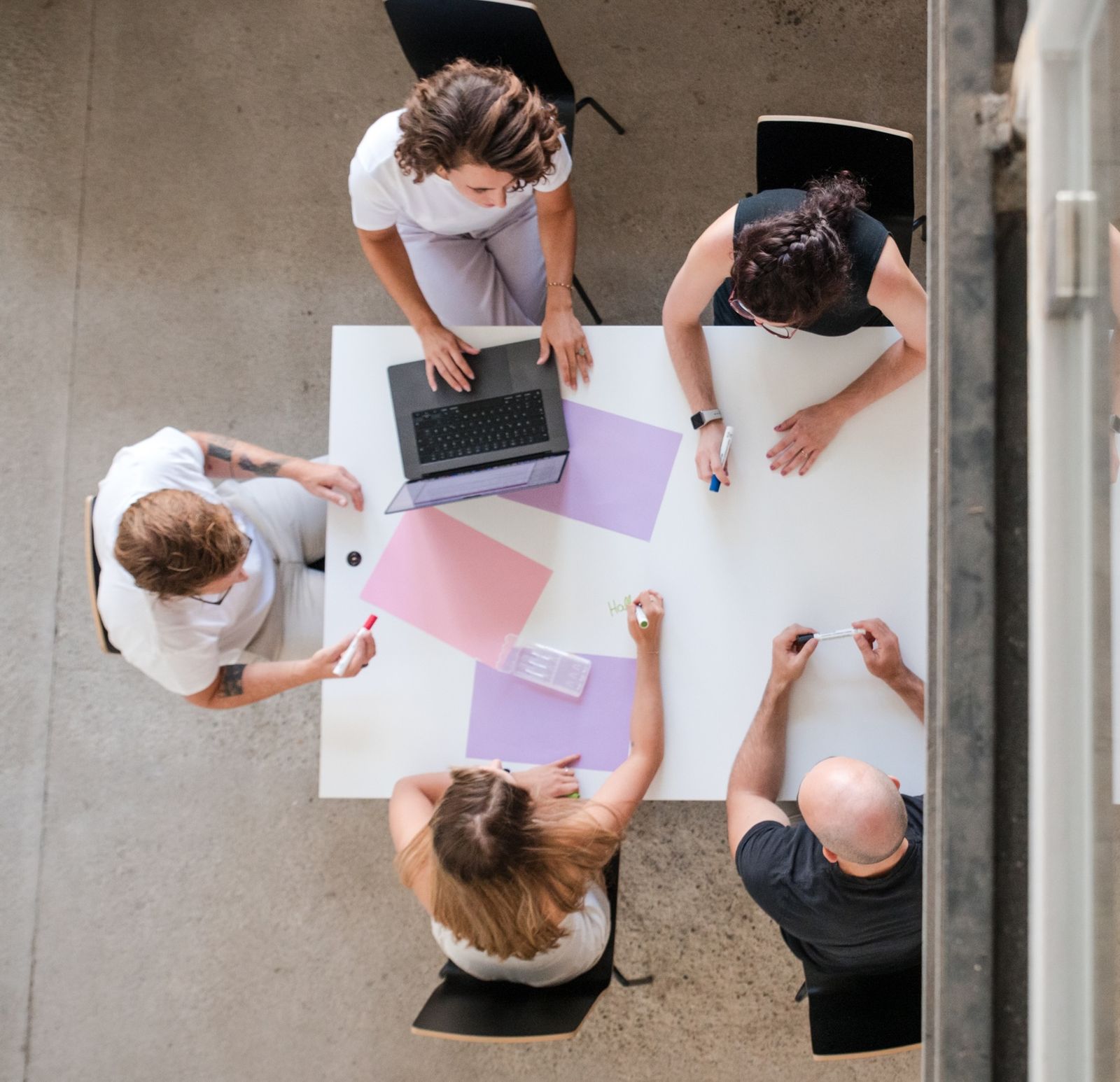 Verschwommene Menschen-Gestalten in hellem Raum mit Holzbalken, natürliches Licht